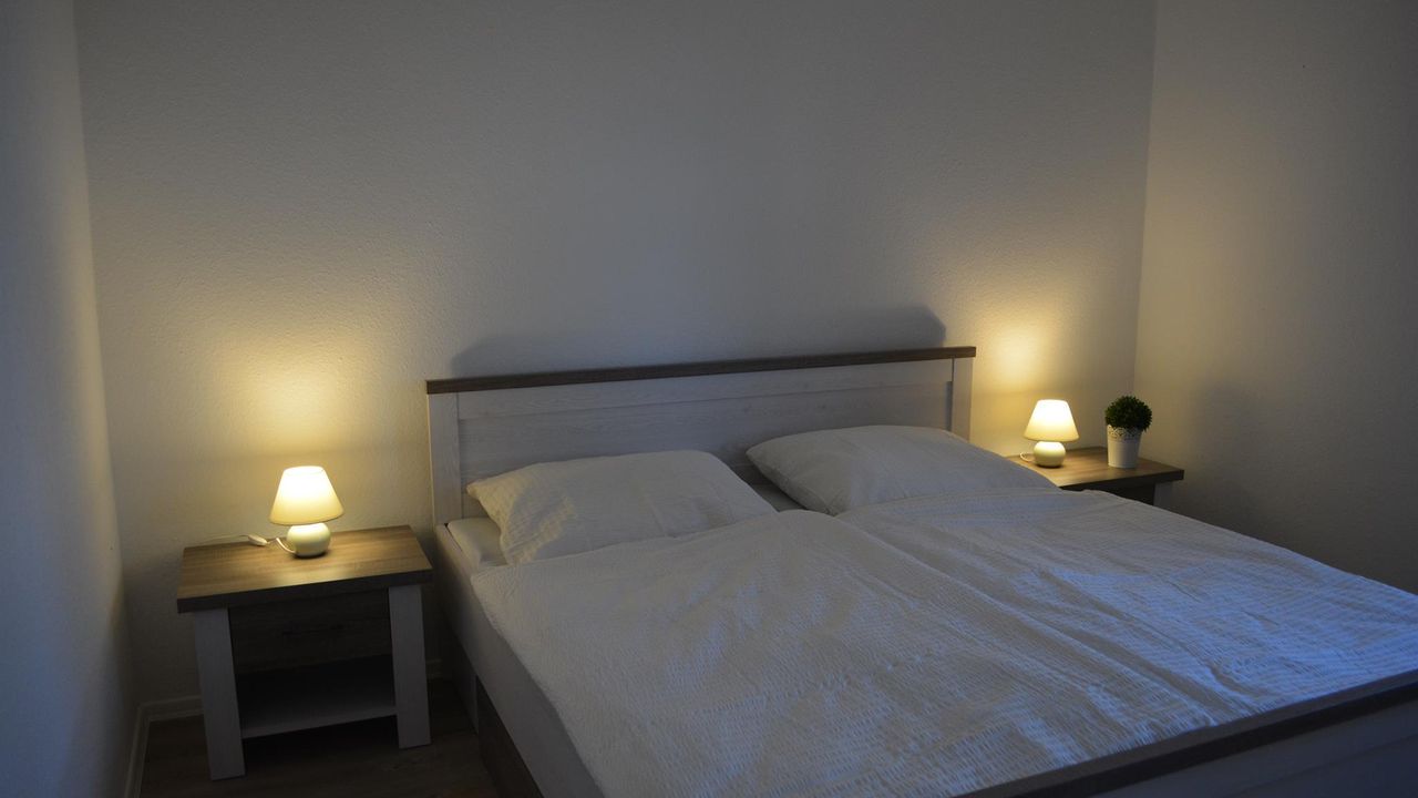 Schlafzimmer EG (2) Schlafzimmer EG (2)